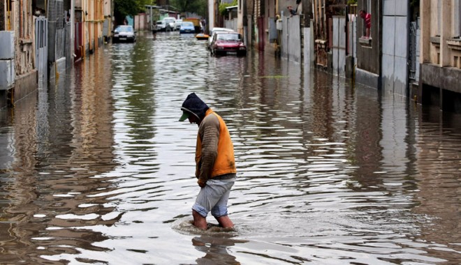 Teroare în India! Cel puțin  120 de morți și mii de persoane izolate, în urma musonului timpuriu - inundatiiindia-1371659596.jpg