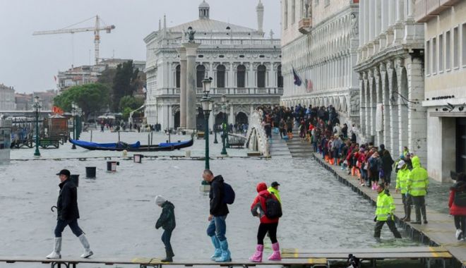 Zece persoane, între care nouă aparținând aceleiași familii,  au murit luate  de ape, în Sicilia - inundatiiitalia-1541426122.jpg
