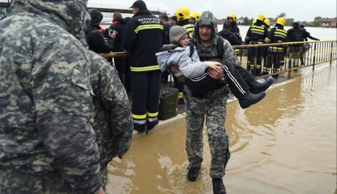 Mergeți în vacanță? Iată ce destinație să ocoliți - inundatiiserbia170535385800-1407403302.jpg