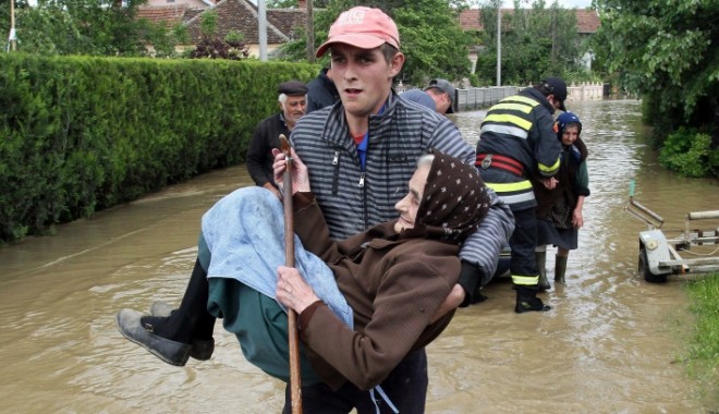 Inundațiile amenință principala centrală electrică din Serbia - inundatiiserbia180580141500-1400414112.jpg