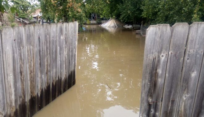 ROMÂNIA, SUB APE! Medicii vor să ajute victimele inundațiilor - inundatiitataranu1-1530448126.jpg
