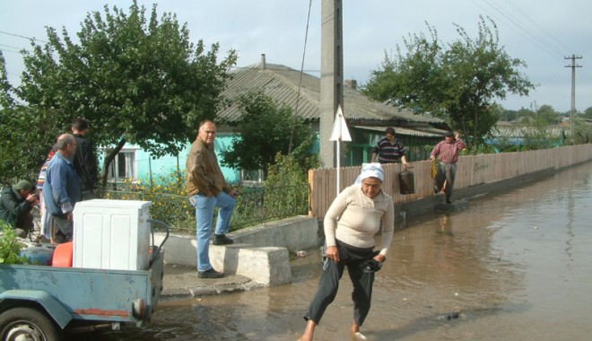 Furtuna a făcut prăpăd în județul Constanța - inundatiiviituratuzlagf4-1371227256.jpg