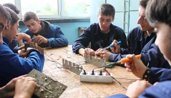 Ministerul Educației va reintroduce învățământul profesional din 2012 - invatamantprofesional-1316105787.jpg