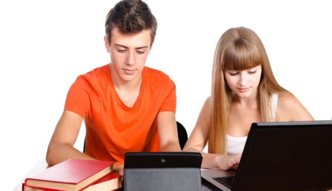 SEMNAL DE ALARMĂ! Majoritatea aplicaţiilor de învăţare online colectează şi vând informaţiile personale ale elevilor şi studenţilor