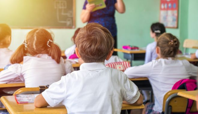 Ce se va întâmpla cu structura anului şcolar 2022-2023? Reacţie vehementă a Consiliului Elevilor - invatatoareinfataelevilorlaclasa-1644479046.jpg