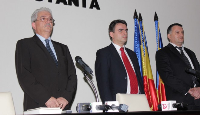 Eugen Bola a fost învestit oficial în funcția de prefect - investireprefect-1353101519.jpg