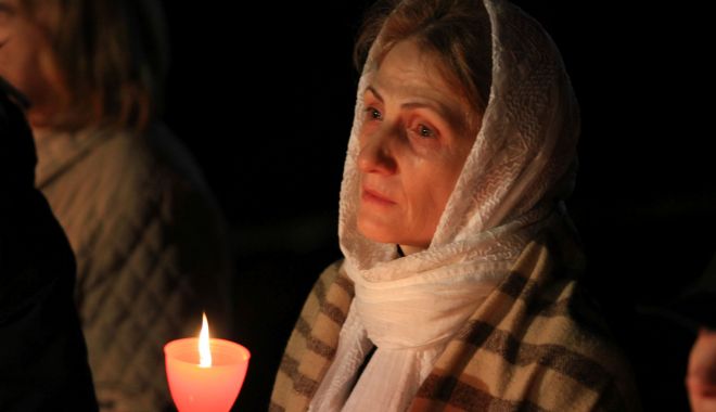 Sfânta Lumină a Învierii, oferită credincioșilor la o lună după Paște - invierealuminasfantaslujba20-1589975720.jpg