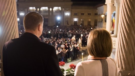Persoanele care i-au cerut demisia lui Iohannis la slujba de Înviere, amendate. Iată cu cât - iohannis-1462101752.jpg