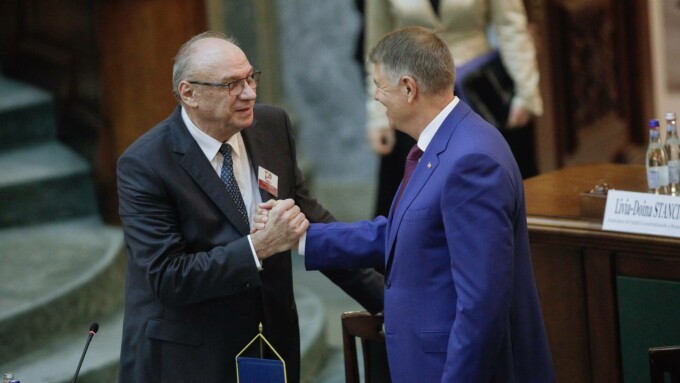 Klaus Iohannis i-a decorat pe preşedintele CCR, Marian Enache, şi pe alţi doi judecători ai Curţii Constituţionale