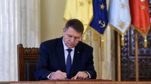 Klaus Iohannis a promulgat legea privind decontarea navetei școlare și pentru elevii de liceu - iohannis29615300-1506602261.jpg