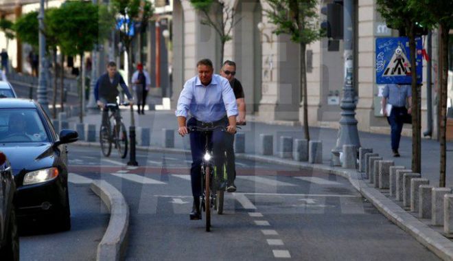 IMAGINEA ZILEI / Iohannis, din nou pe bicicletă. A mers la serviciu pe două roți - iohannisbicicleta42466400-1524656001.jpg