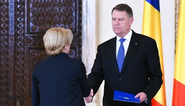 Klaus Iohannis: Doamna prim-ministru m-a asigurat că sunt bani pentru pensii. Apoi am promulgat legea - iohannissidancilaladepunereajura-1562758237.jpg