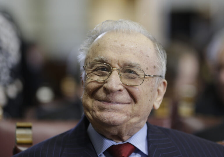 Ion Iliescu a fost diagnosticat cu cancer pulmonar. Fostul președinte rămâne internat la ATI - ioniliescuarhiva4aprilie2016inqu-1750064775.jpg