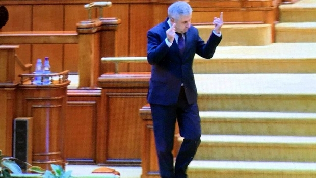 Plângere penală pe numele lui Florin Iordache. Gestul obscen din Parlament îl aduce pe deputat în atenția poliției - iordache27060000-1542373618.jpg