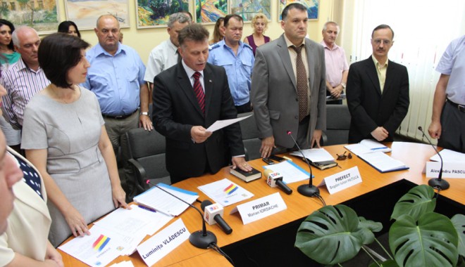 Primarul Iordache a depus jurământul. Moinescu a dispărut din administrația locală - iordachemedgidia1-1340391710.jpg