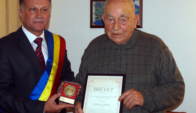 Kemal Karpat a primit brevetul de Cetățean de onoare al Medgidiei - iordachemedigidia-1352045099.jpg