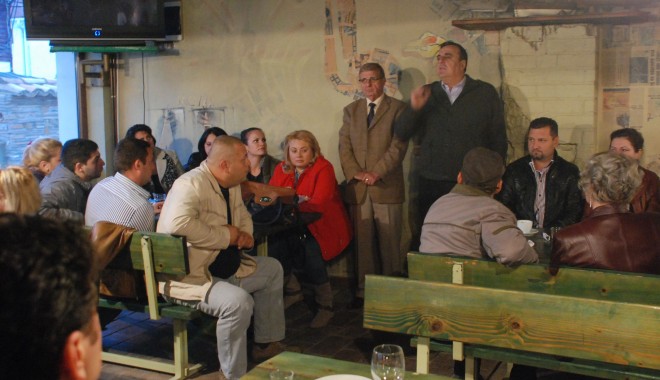 Zanfir Iorguș și Tănase Barde, în mijlocul cetățenilor din Limanu - iorguscampanie-1352631383.jpg