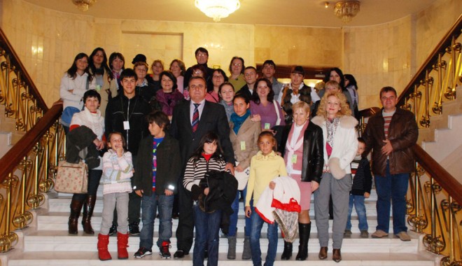 Deputatul Zanfir Iorguș a plimbat mangalioții la Palatul Parlamentului - iorgusvizitaparlament11-1318965922.jpg