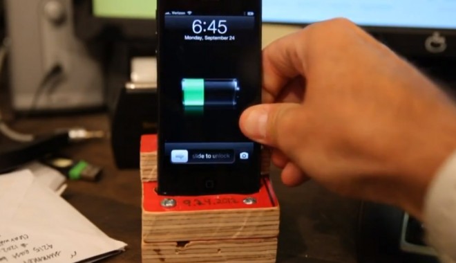Cum să-ți construiești singur un dock pentru iPhone 5, cu doar 1 dolar - iphone-1348941017.jpg