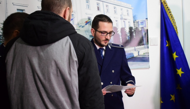 Lecție de civism. Doi tineri care au prins un tâlhar, premiați de polițiștii din Constanța - ipjpremiati13-1515774080.jpg