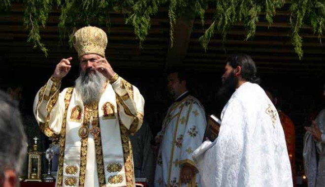 IPS va oficia Taina Sfântului Botez - ipsteodosiealtomisului-1376552156.jpg