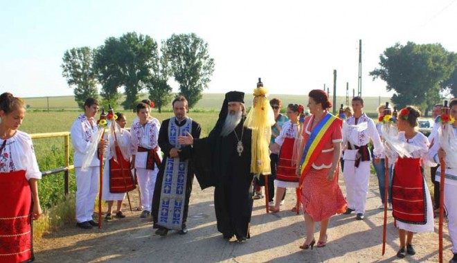 ÎPS Teodosie, prezent la hramul Mănăstirii Stejaru, alături  de primarul Dorinela Irimia - ipsteodosiesaraiuimg9783-1401379623.jpg