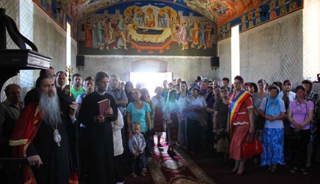 ÎPS Teodosie, prezent la hramul Mănăstirii Stejaru, alături  de primarul Dorinela Irimia - ipsteodosiesaraiuimg9873-1401379650.jpg