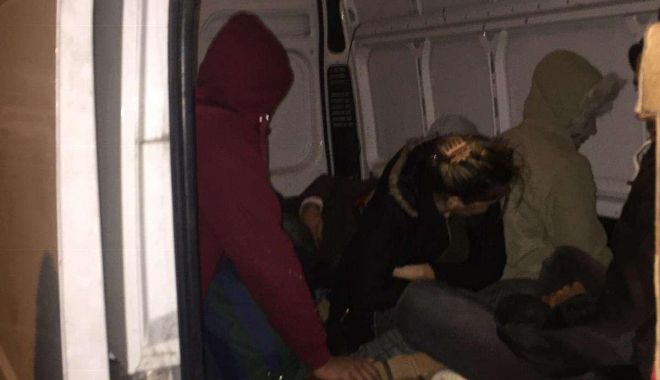 15 cetățeni irakieni intenționau să iasă ilegal din România, ascunși în interiorul unei autoutilitare - irak-1539505019.jpg