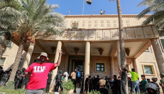 Stare de ASEDIU în Irak. Clădiri OFICIALE din Bagdad ocupate