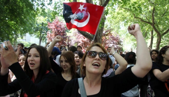 Nouă manifestație împotriva guvernului turc în jurul Pieței Taksim din Istanbul - istanbul-1372594559.jpg