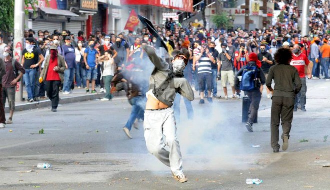 Cât pierde Turcia din pricina manifestațiilor de la Istanbul - istanbul1-1370431319.jpg