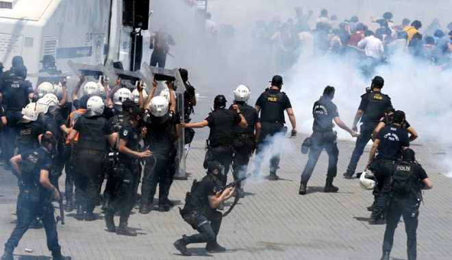 Ciocniri violente între demonstranți și poliție,  la Istanbul - istanbul3-1370259858.jpg