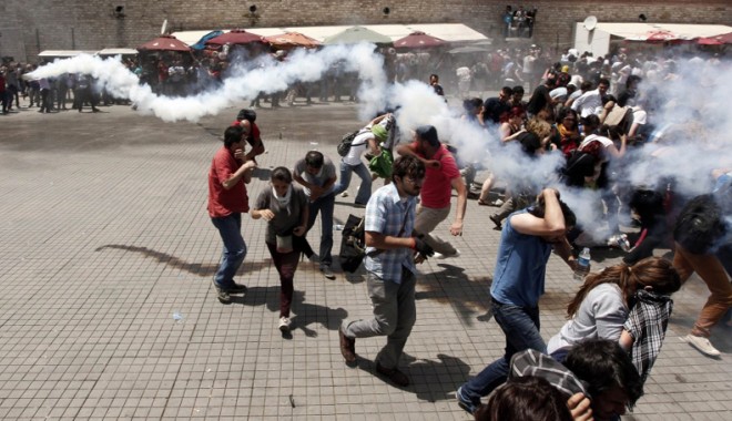 Ciocniri violente între demonstranți și poliție,  la Istanbul - istanbul4-1370259892.jpg