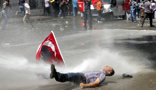 Cât pierde Turcia din pricina manifestațiilor de la Istanbul - istanbul4-1370431345.jpg