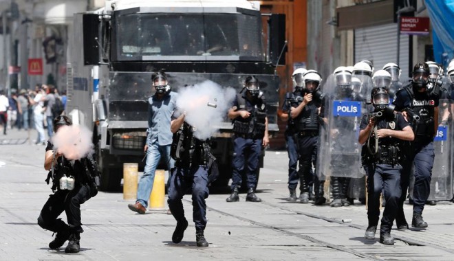 Ciocniri violente între demonstranți și poliție,  la Istanbul - istanbul5-1370259900.jpg