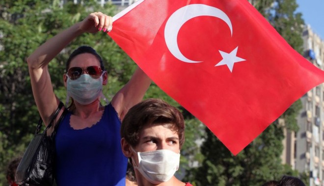 Cât pierde Turcia din pricina manifestațiilor de la Istanbul - istanbul5-1370431352.jpg