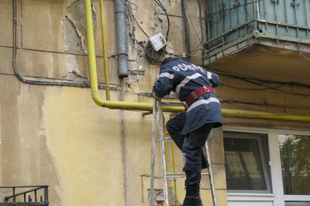 Pompierii intervin în acest moment pentru deblocarea unei uși - isu-1333701792.jpg