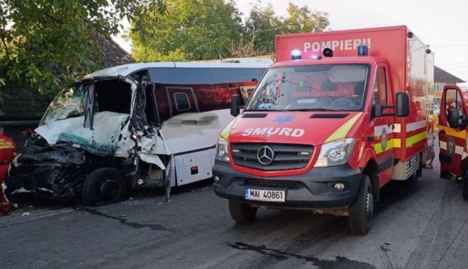 Microbuz spulberat de un TIR! Un şofer a murit, o femeie a fost preluată de elicopterul SMURD