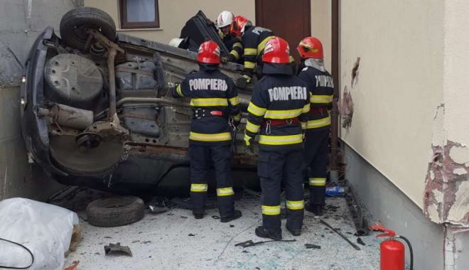 Un bărbat a murit după ce s-a răsturnat cu maşina în curtea unei case - isu-1706598290.jpg