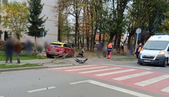 O mamă şi copilul său, răniţi, după ce o maşină a ajuns pe trotuar, în urma unui accident