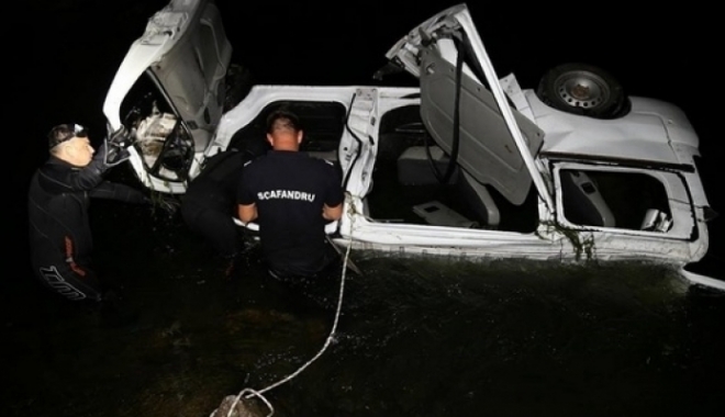 GRAV ACCIDENT RUTIER. Un microbuz cu 18 persoane a căzut în râu. TREI CĂLĂTORI MORȚI, ȘASE RĂNIȚI - isu307621900-1502687992.jpg