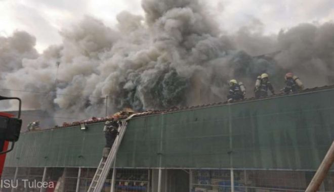 Incendiu de proporții la Tulcea. Peste 800 de metri pătrați dintr-un depozit au ars - isu58067500-1556606614.jpg
