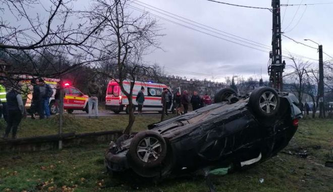 Copil de 10 ani şi femeie de 35 de ani, inconştienţi după ce au fost implicaţi într-un accident cu o maşină răsturnată - isuclujwhatsappimage20230119at09-1674114178.jpeg