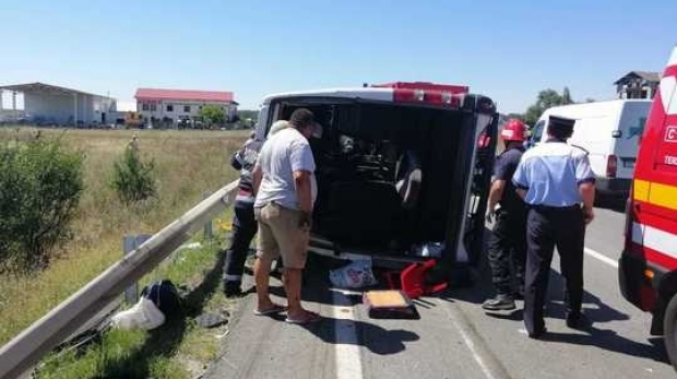 Plan roșu de intervenție! Un microbuz cu 15 persoane s-a răsturnat. Două persoane ar fi murit - isudolj77384900-1565778032.jpg