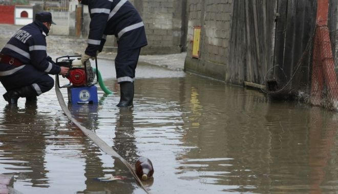 Pompierii intervin în mai multe judeţe, în urma precipitaţiilor abundente - isuinundatiibucurestifmro-1640529277.jpg