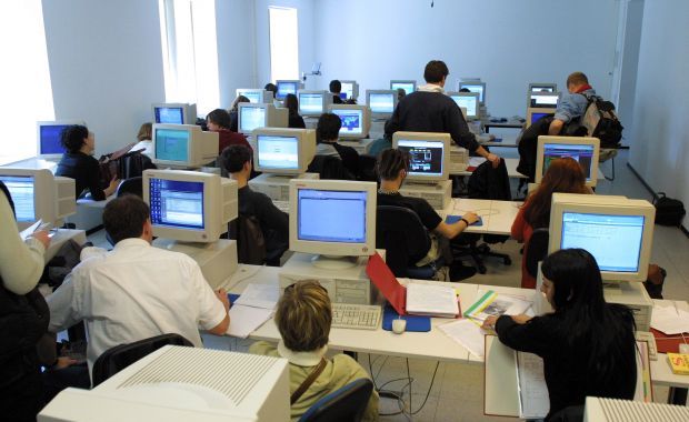 Un angajat al unei bănci a operat un transfer de 222 milioane de euro, după ce a adormit pe tastatură - it-1370934037.jpg