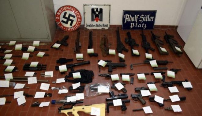 O rachetă și un adevărat arsenal militar, găsite la extremiștii italieni - ita51883500-1563281990.jpg