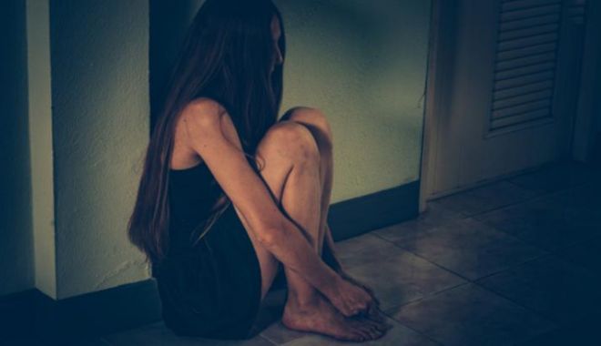 Un român din Italia și-a pus soția să se prostitueze ca să-și plătească facturile