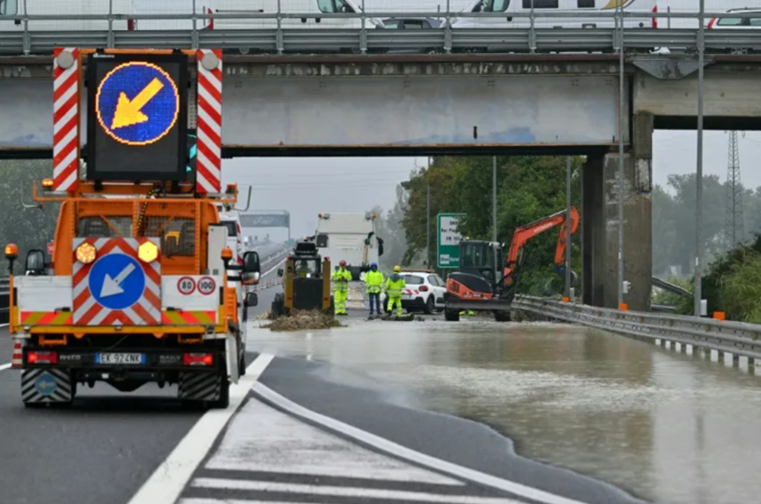 Italienii furioşi pe autorități după ce furtuna Boris a inundat Emilia-Romagna - italiacotignolainundatiedrumafp-1726753361.png