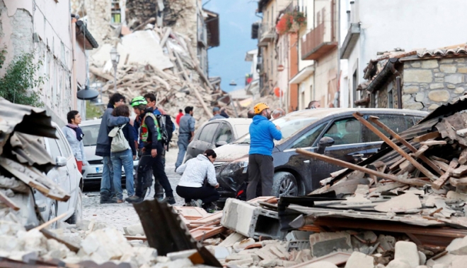 Coșmarul continuă în Italia. Oamenii scobesc printre ruine cu mâinile goale în căutarea celor dragi - italiacutremur-1472137436.jpg